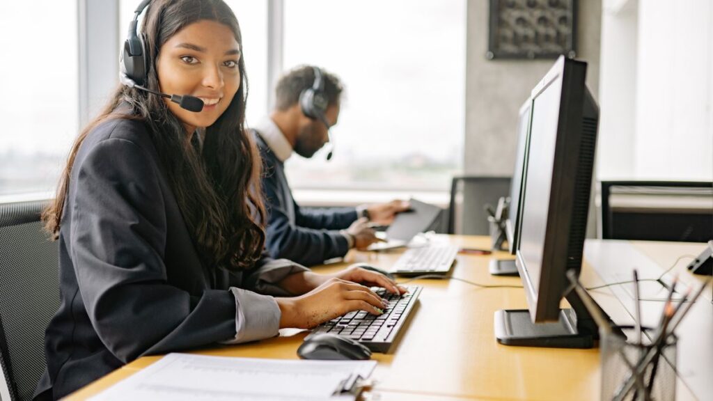 Agente immobiliere souriante a son poste de travail