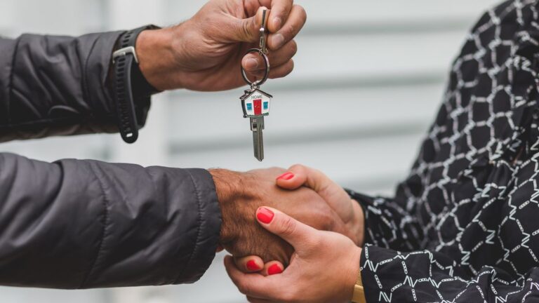 Agent immobilier remettant les clés à un client, symbole de réussite