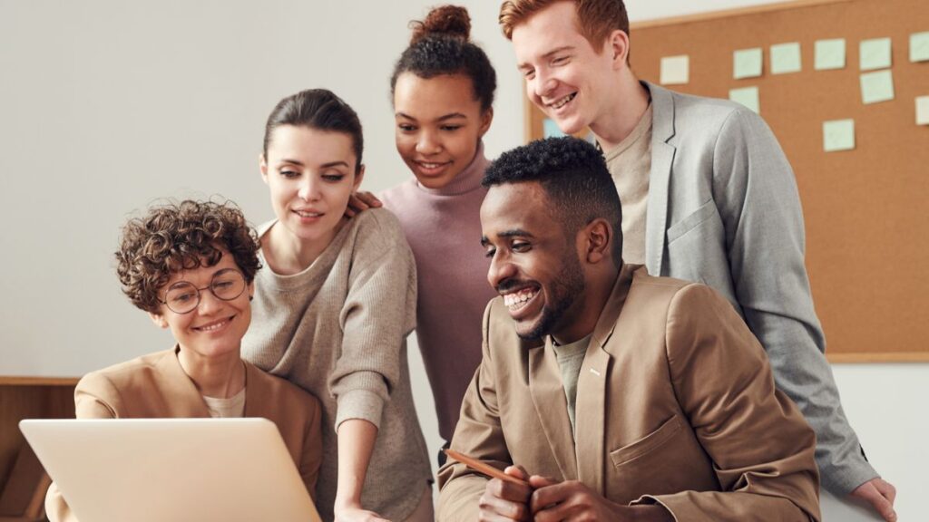 Professionnels de l immobilier en pleine negociation